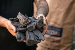 2 zakken houtskool European Oak Smokin’ Flavours + 1 doos aanmaakwokkels