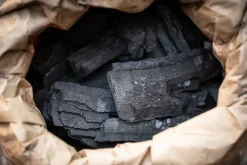 2 zakken houtskool European Oak Smokin’ Flavours + 1 doos aanmaakwokkels