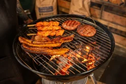 2 zakken houtskool European Oak Smokin’ Flavours + 1 doos aanmaakwokkels