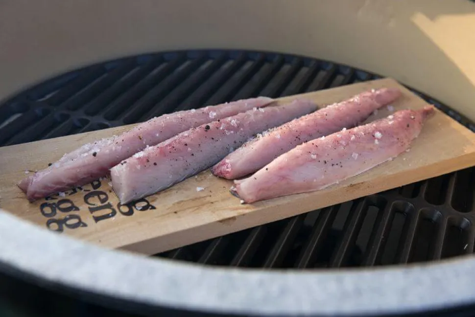 Big Green Egg Medium – met intEGGrated onderstel, acacia zijplankjes en hoes