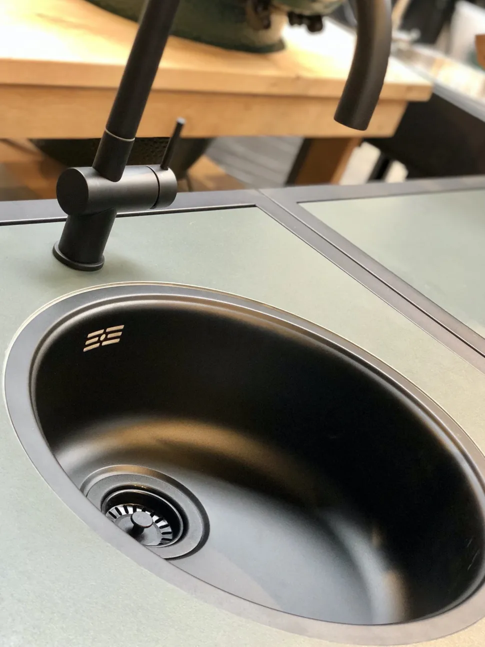 Dekton natuursteen kraan en wasbak – Modular Outdoor Workspace – Big Green Egg